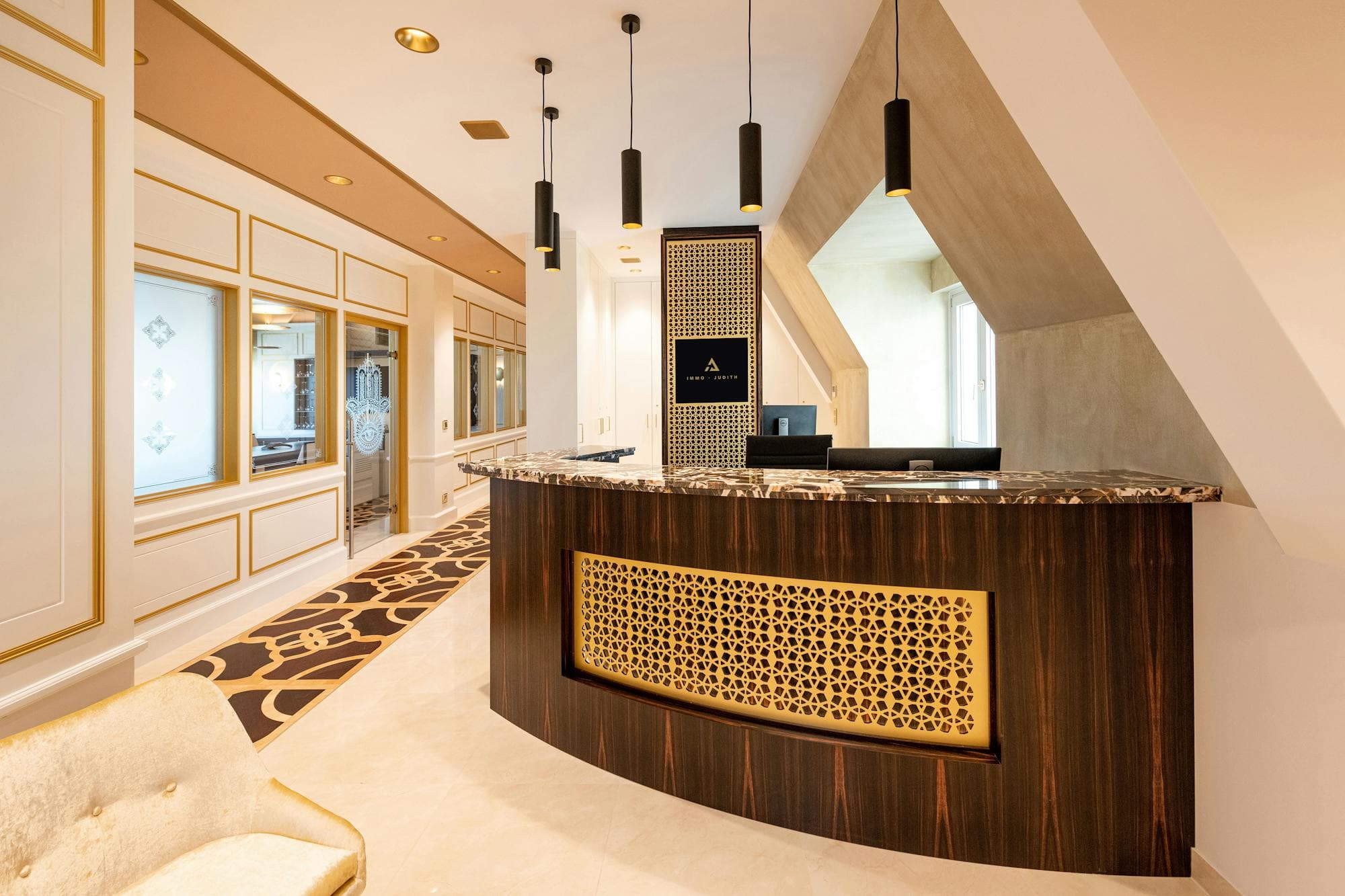 Willkommen in der Welt der Luxusimmobilien. Edle Materialien, detailverliebte Applikationen und hochwertige Maßmöbel.