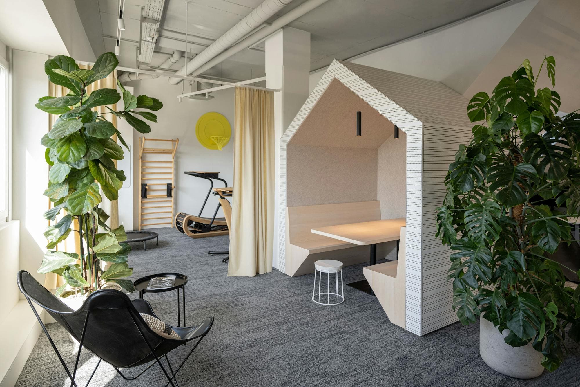 Home trifft Office. Fitnessmöglichkeiten, Rückzugsorte und Pflanzen sorgen für eine angenehme Arbeitsatmosphäre.