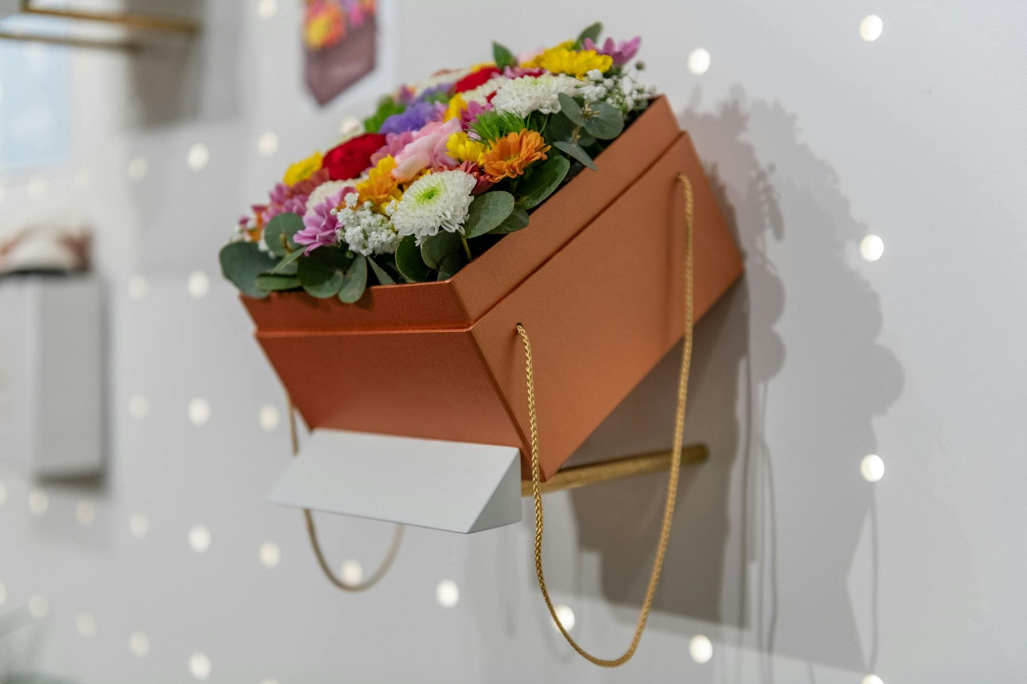 Die Flower Boxen sind ein absoluter Hingucker. Das von uns entwickelte Regalsystem setzt die floralen Kreationen ins beste Licht.