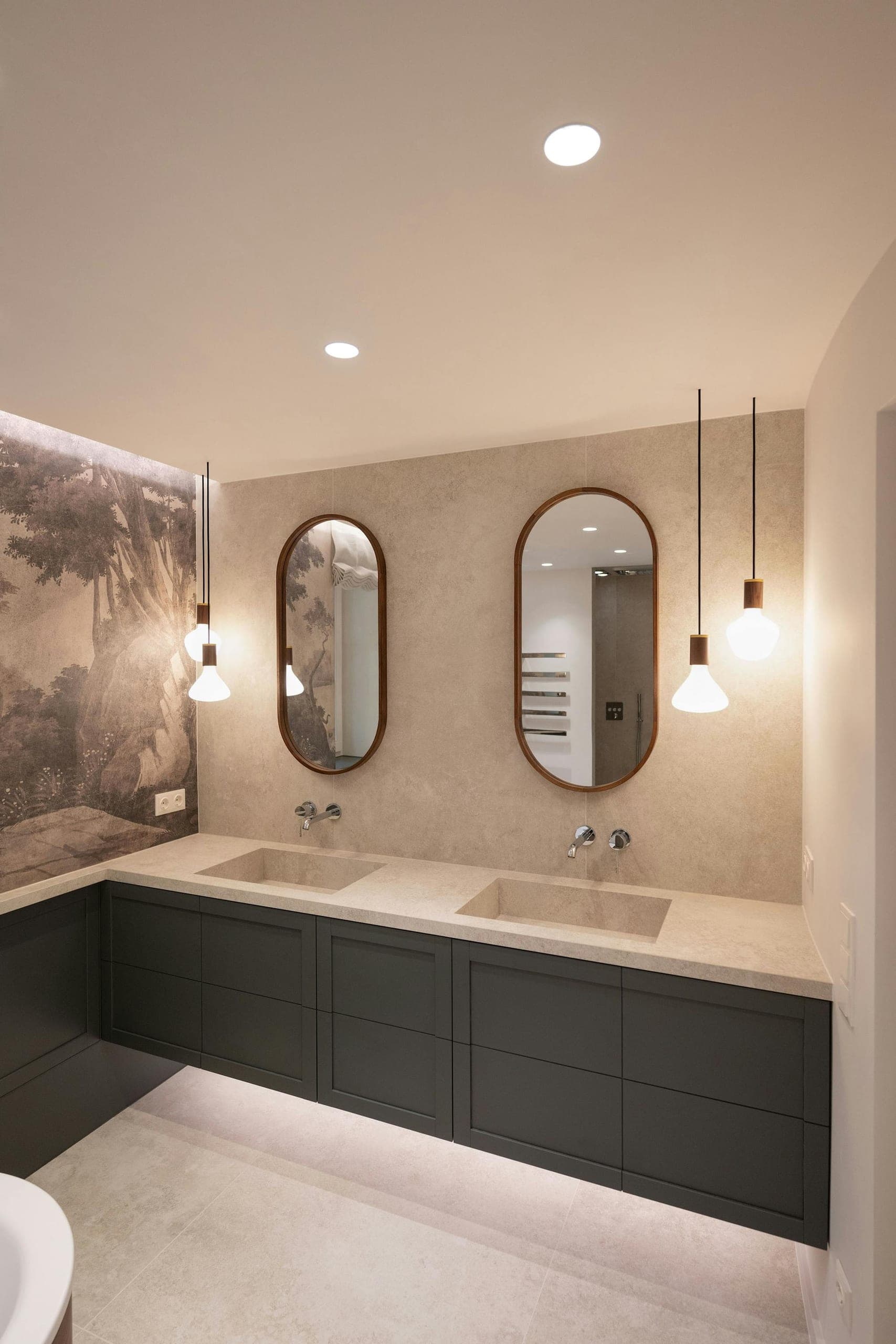 Minimalistische Eleganz mit handgefertigten Keramikwaschbecken, durchdachter Beleuchtung und ruhiger Naturtapete.