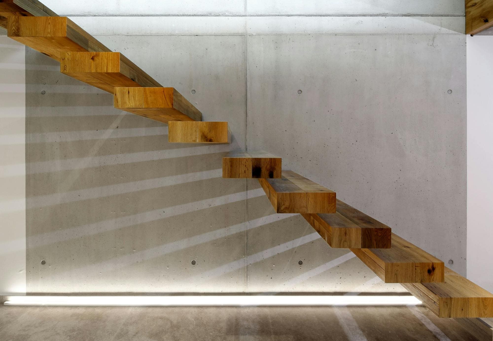 Die schwebend wirkende Treppe ist Blickfang und verbindet Berufliches und Privates.