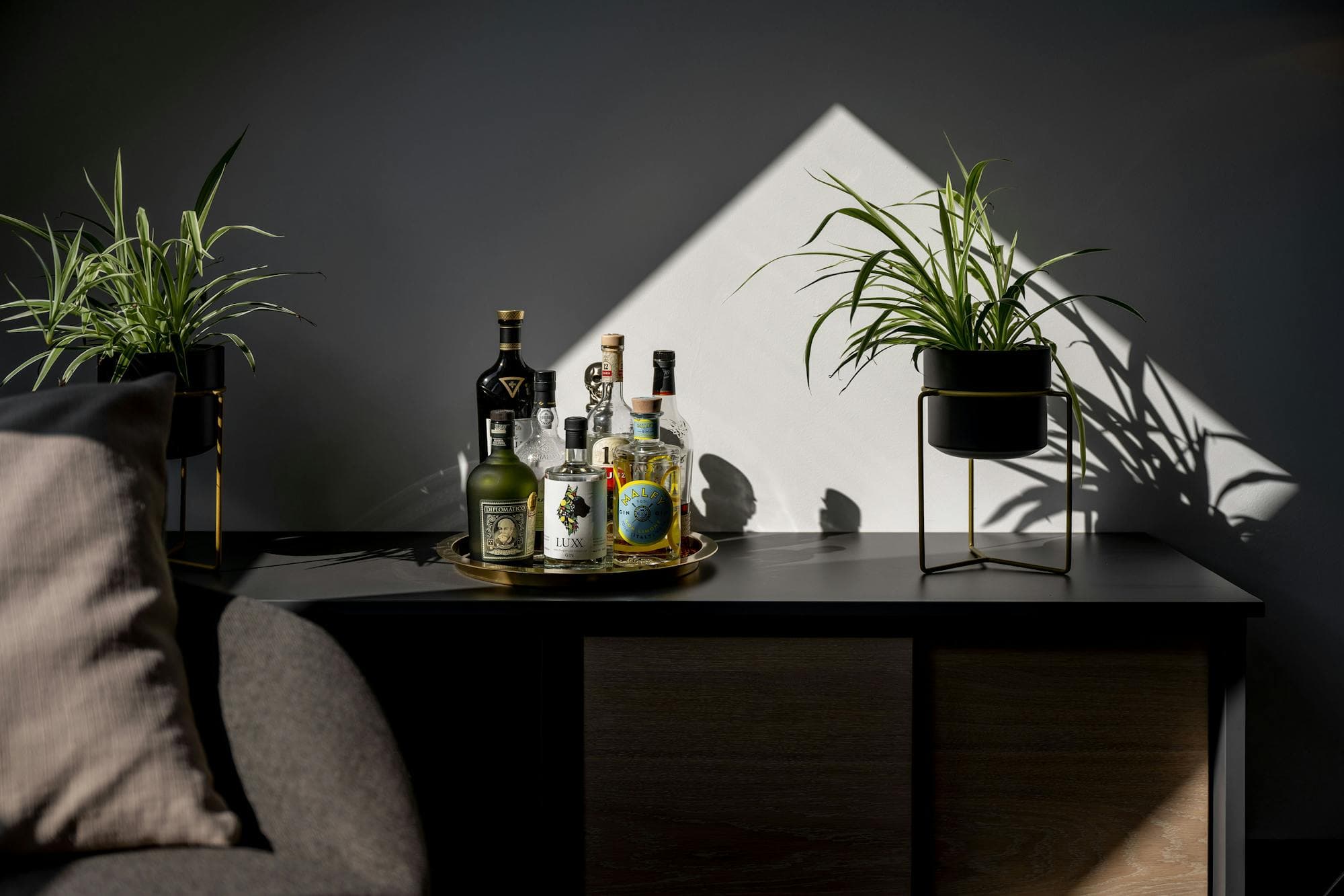 Das Sonnenlicht setzt wie ein natürlicher Scheinwerfer das ausgesuchte Interior Design in Szene.