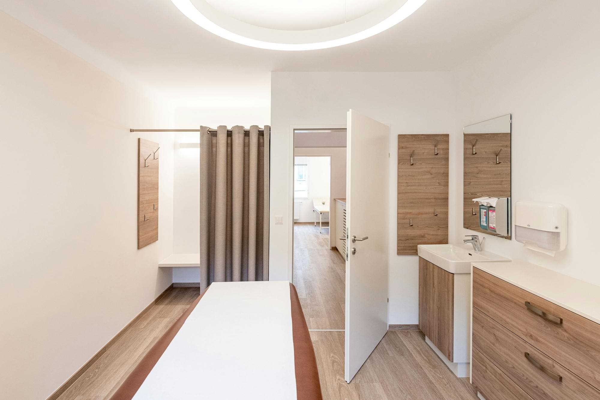Von Ärzt*innen empfohlen: ausgeklügelte Ordinations-Innenarchitektur von VIERZUEINS DESIGN.