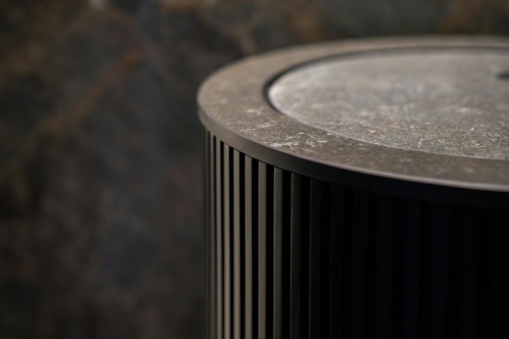 Innovative Mischung aus hochwertigen Materialien und anregenden Design-Konzepten. Im Bild: ein Keramik-Waschbecken.